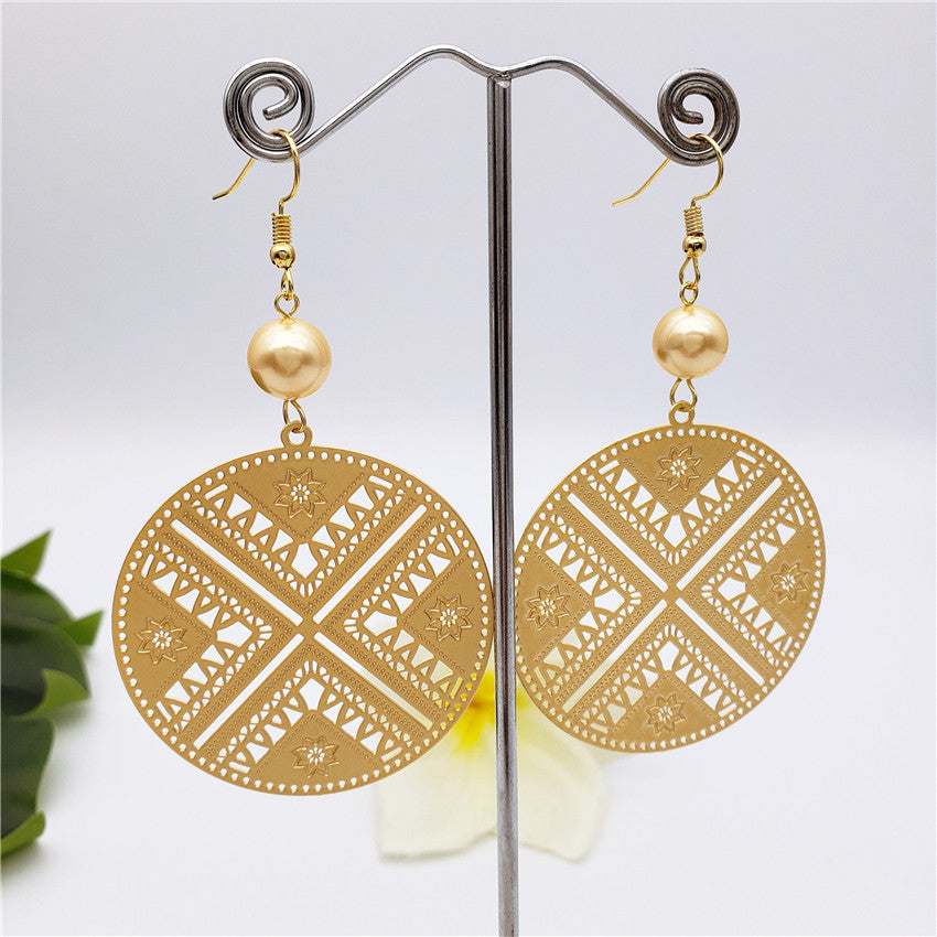 Carved Circular Crossroad Hawaiian Earrings Sustained With A Pearl In Different Colors