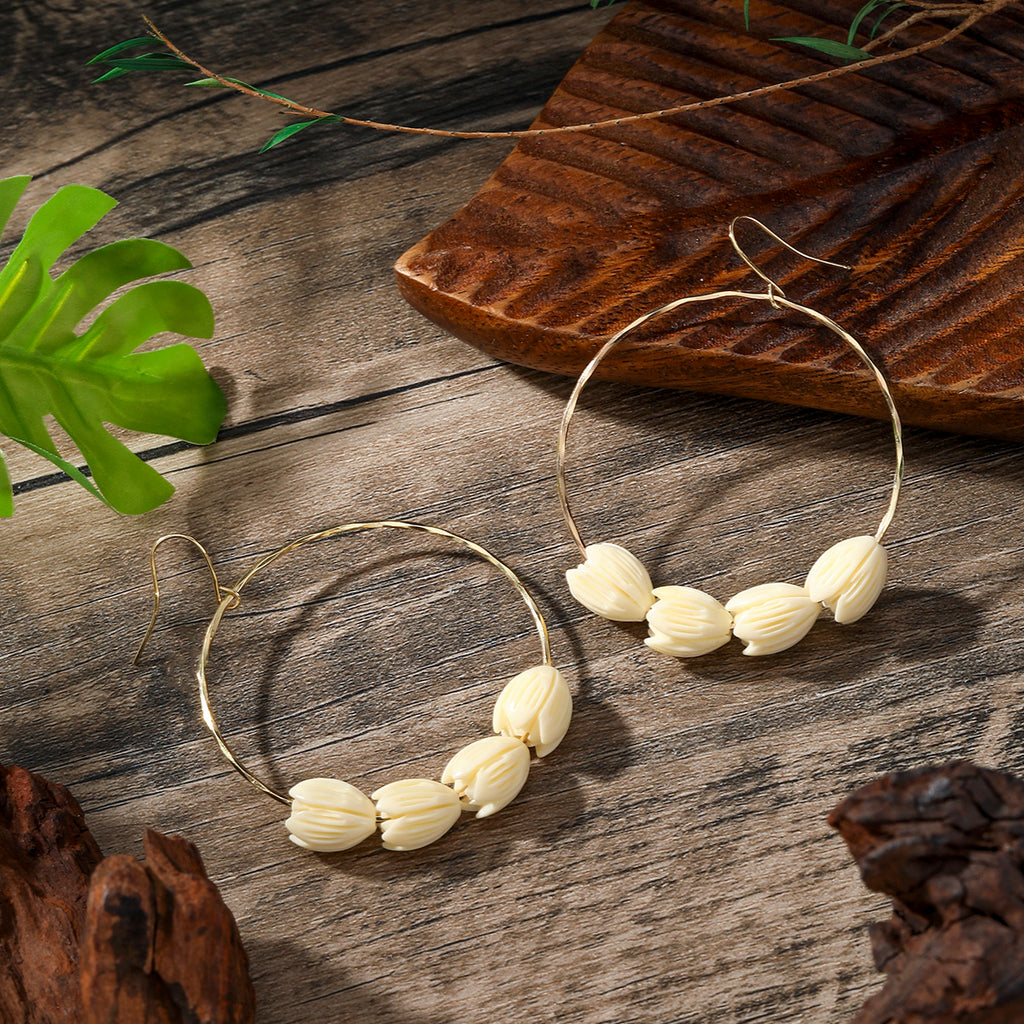 Circular Earrings With Hawaiian Pikake Flower Beads In 3 Different Colors And 2 Quantities