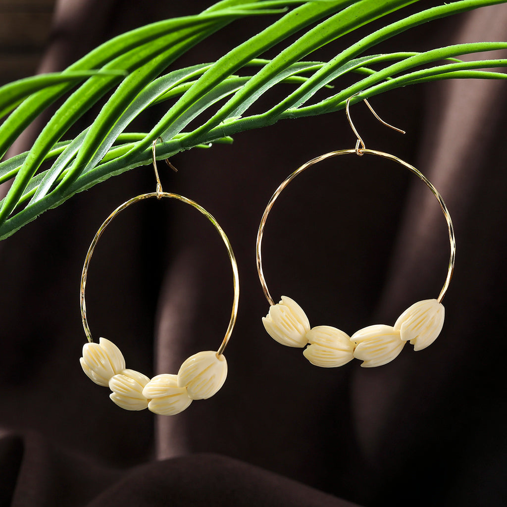 Circular Earrings With Hawaiian Pikake Flower Beads In 3 Different Colors And 2 Quantities