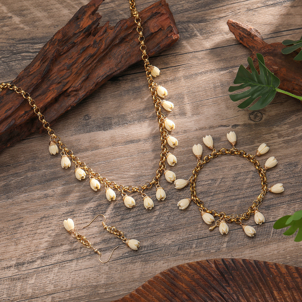 Set Of Chain Bracelet, Earrings And Necklace Sustained With Pikake Flower Beads In 3 Different Colors