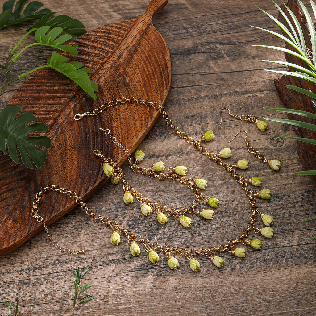 Set Of Chain Bracelet, Earrings And Necklace Sustained With Pikake Flower Beads In 3 Different Colors