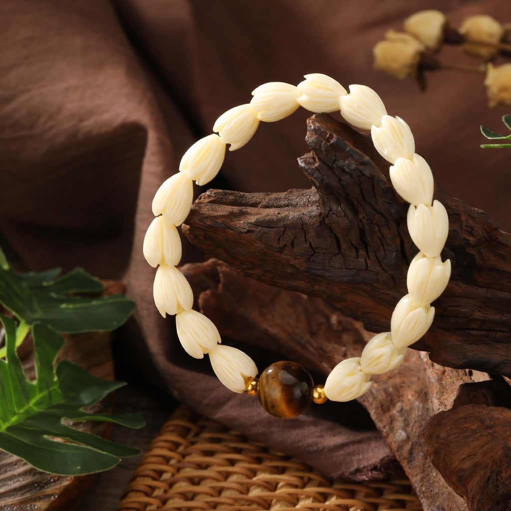 Hawaiian Pikake Flower Beads Bracelet With Golden Beads And A Pearl In Different Colors