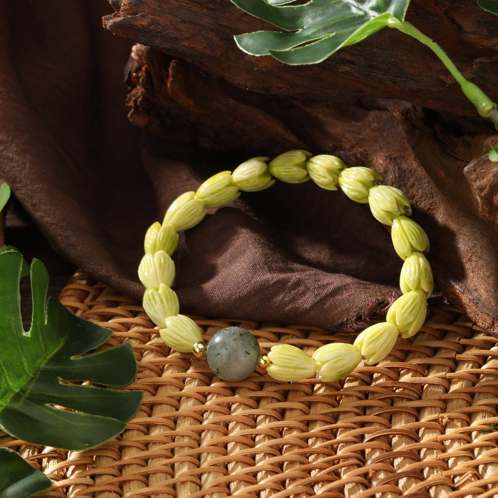 Hawaiian Pikake Flower Beads Bracelet With Golden Beads And A Pearl In Different Colors