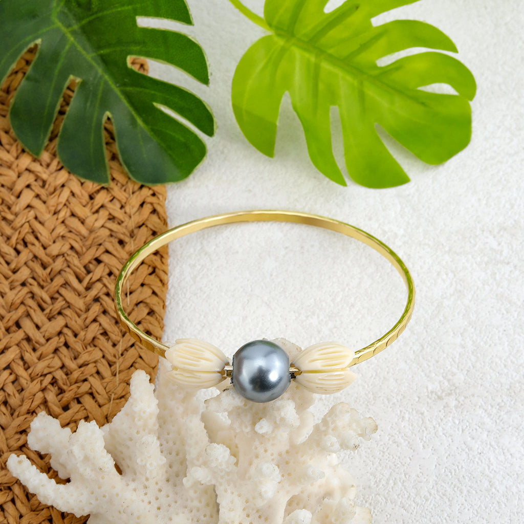 Hawaiian Bracelet With 2 Ivory Color Pikake Flower Beads And A Petrol Pearl