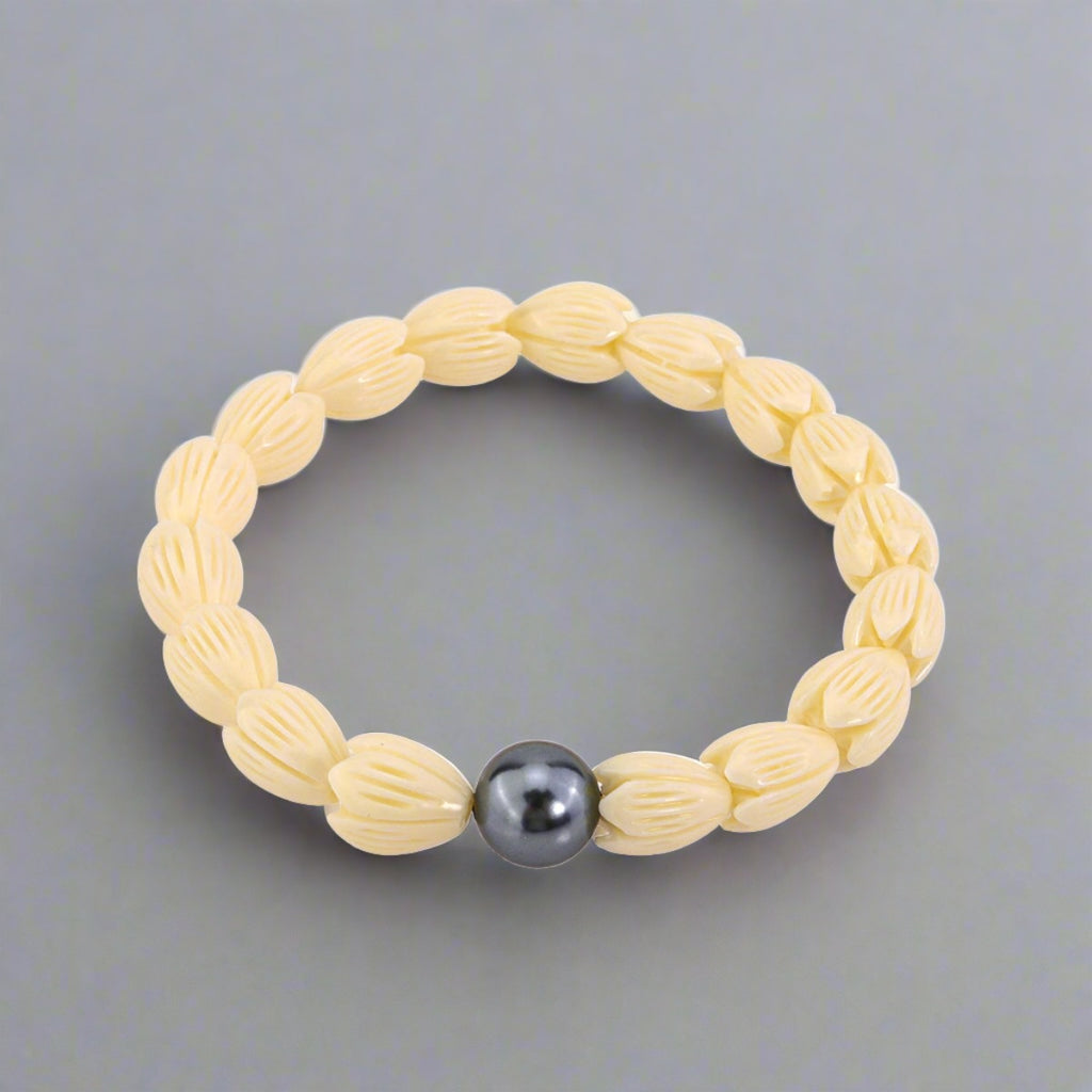 Hawaiian Ivory Color Pikake Flower Beads Bracelet With Petrol Pearl