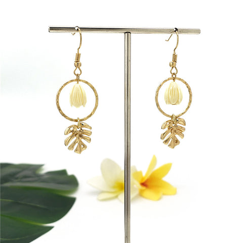 Hawaiian Round Earrings With Monstera Leaf Charm And Ivory Color Pikake Flower Beads