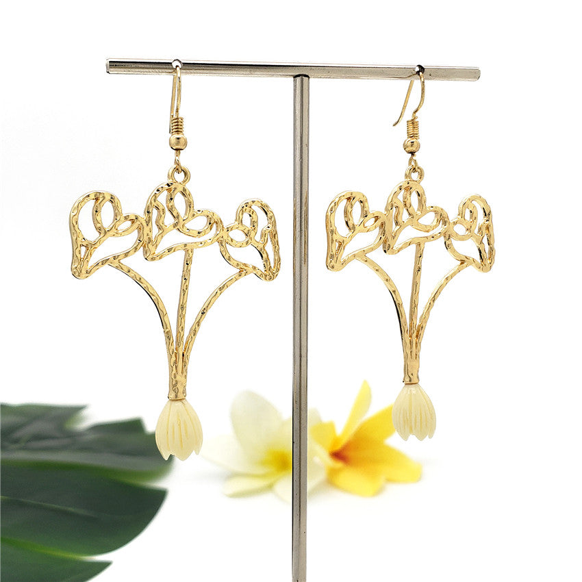 Triple Beating Heart Earrings Sustained With An Ivory Color Pikake Flower Bead Or A Pearl In Different Colors