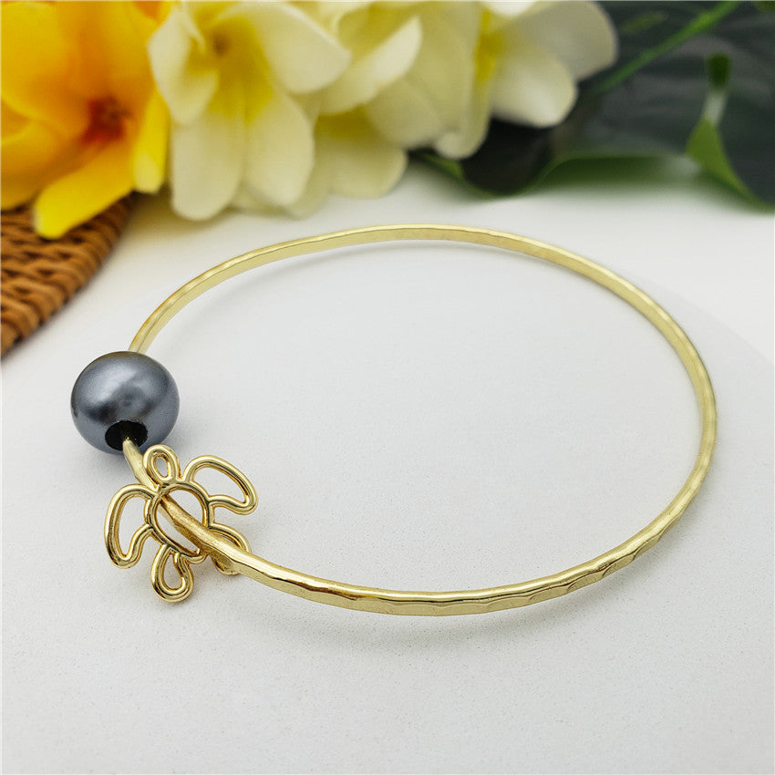 Bracelet With A Pearl & Charm In Different Styles And Colors