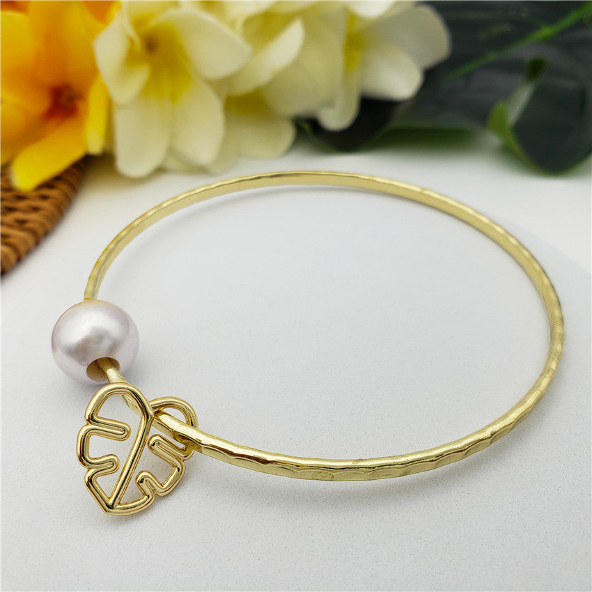 Bracelet With A Pearl & Charm In Different Styles And Colors