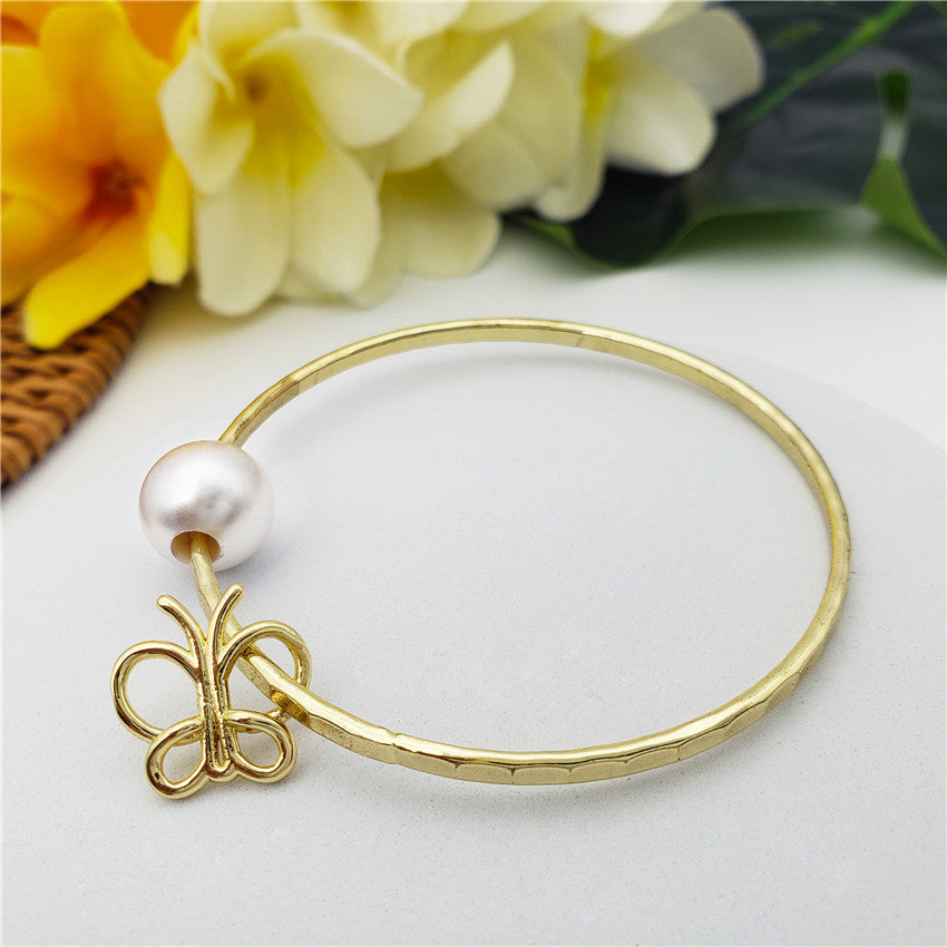 Bracelet With A Pearl & Charm In Different Styles And Colors