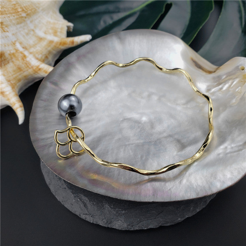 Wavy Bracelet With A Pearl & Charm In Different Styles And Colors