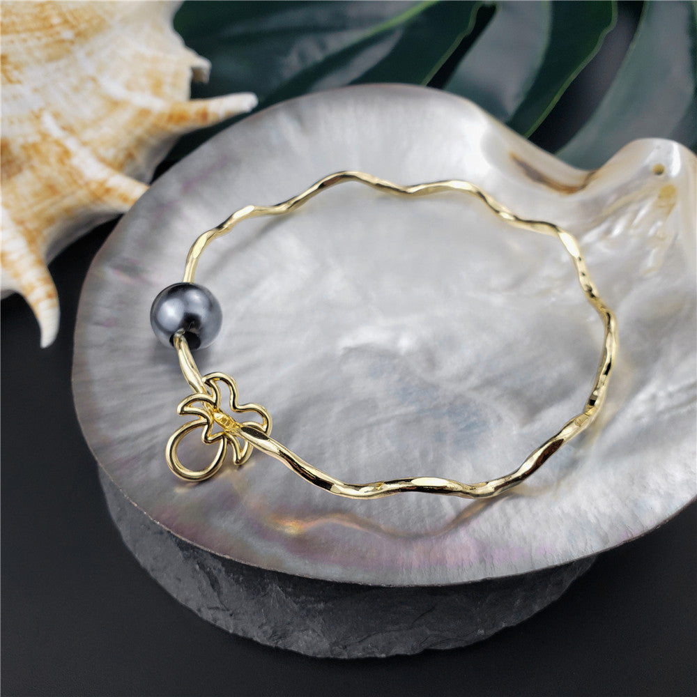 Wavy Bracelet With A Pearl & Charm In Different Styles And Colors