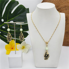 Set Of Hawaiian Carved Hibiscus Flower And Leaves Earrings And Necklace Sustained With A Pearl In Different Colors