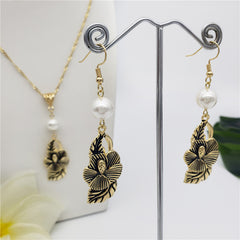 Set Of Hawaiian Carved Hibiscus Flower And Leaves Earrings And Necklace Sustained With A Pearl In Different Colors