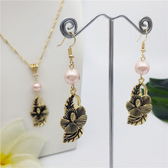 Set Of Hawaiian Carved Hibiscus Flower And Leaves Earrings And Necklace Sustained With A Pearl In Different Colors