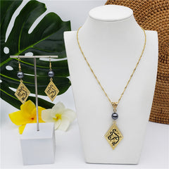 Set Of Carved Diamond Shaped Earrings And Necklace Sustained With A Petrol Pearl