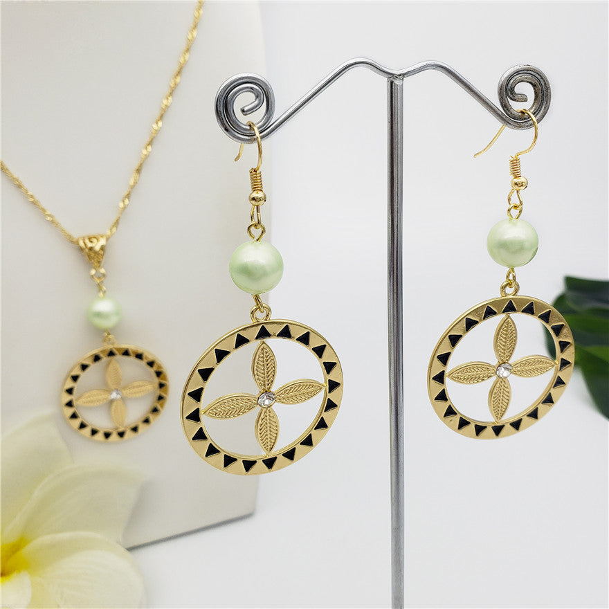 Set Of Flower Wheel With White Zircon Earrings And Necklace Sustained With A Pearl In 2 Different Colors