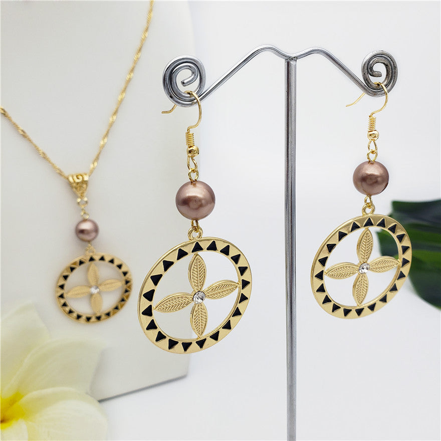 Set Of Flower Wheel With White Zircon Earrings And Necklace Sustained With A Pearl In 2 Different Colors