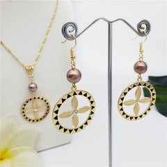 Set Of Flower Wheel With White Zircon Earrings And Necklace Sustained With A Pearl In 2 Different Colors