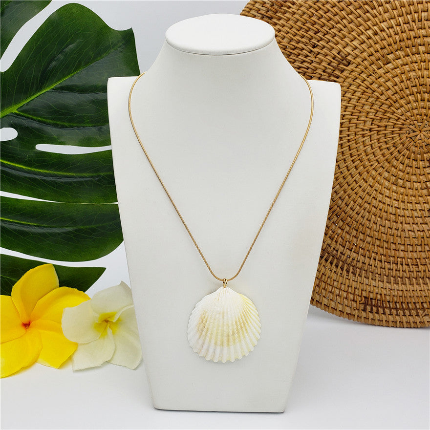 Hawaiian Seashell Necklace With Double Light Silver And Single Peridot Pearls