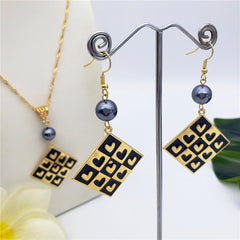 Set Of Heart Cubes Square Earrings And Necklace Sustained With A Petrol Pearl In Silver/Gold