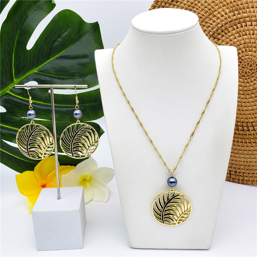 Set Of Hawaiian Wheel Of Palm Leaves Earrings And Necklace Sustained With A Petrol Pearl