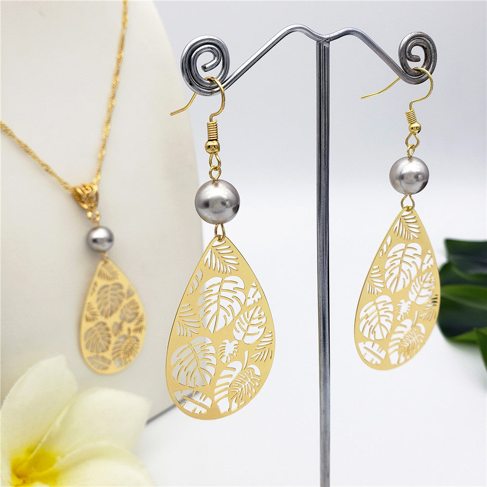 Set Of Teardrop Earrings And Necklace Carved With Hawaiian Leaves And Sustained With A Pearl In Different Colors