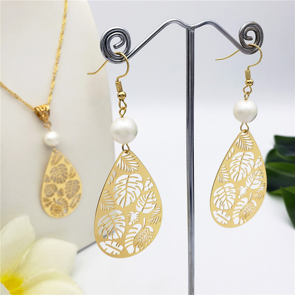 Set Of Teardrop Earrings And Necklace Carved With Hawaiian Leaves And Sustained With A Pearl In Different Colors