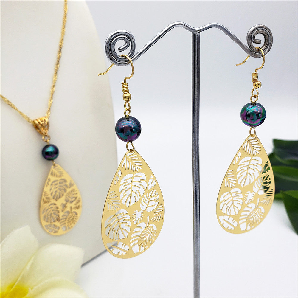 Set Of Teardrop Earrings And Necklace Carved With Hawaiian Leaves And Sustained With A Pearl In Different Colors