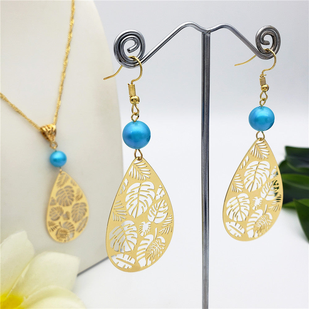 Set Of Teardrop Earrings And Necklace Carved With Hawaiian Leaves And Sustained With A Pearl In Different Colors