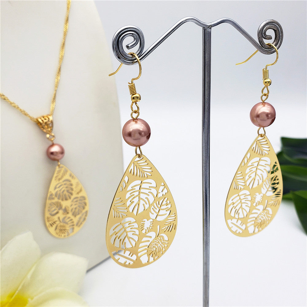 Set Of Teardrop Earrings And Necklace Carved With Hawaiian Leaves And Sustained With A Pearl In Different Colors