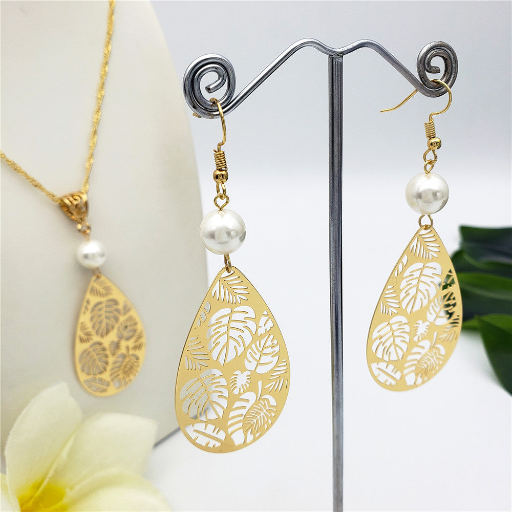 Set Of Teardrop Earrings And Necklace Carved With Hawaiian Leaves And Sustained With A Pearl In Different Colors