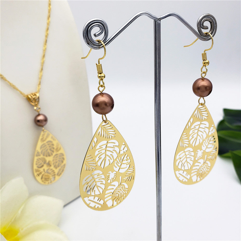 Set Of Teardrop Earrings And Necklace Carved With Hawaiian Leaves And Sustained With A Pearl In Different Colors