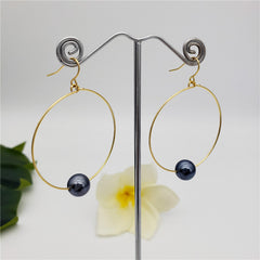 Circular Hook Earrings With A Pearl In 2 Different Colors