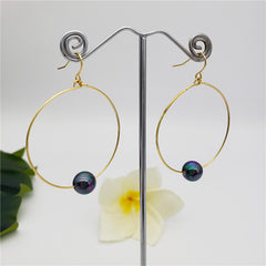 Circular Hook Earrings With A Pearl In 2 Different Colors