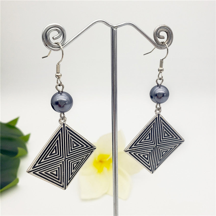 Square Shape Optical Illusion Earrings In Silver/Gold Sustained With A Petrol Pearl