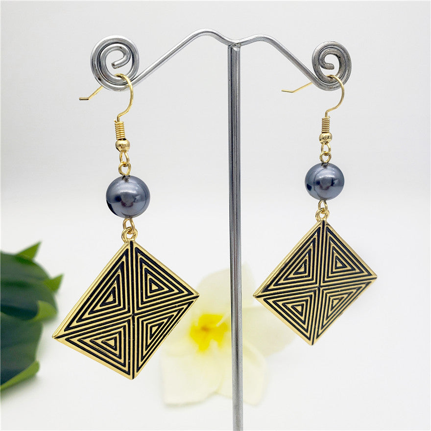 Square Shape Optical Illusion Earrings In Silver/Gold Sustained With A Petrol Pearl