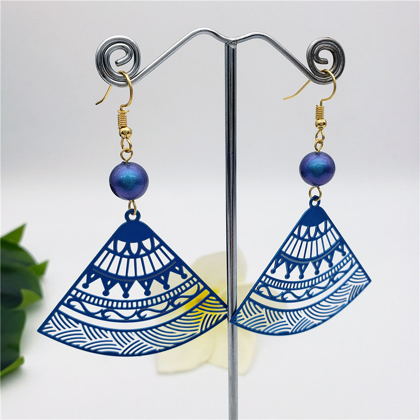 Hawaiian Carved Fan Earrings Sustained With A Pearl In Different Colors