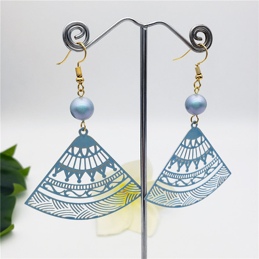 Hawaiian Carved Fan Earrings Sustained With A Pearl In Different Colors