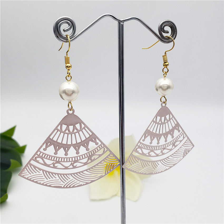 Hawaiian Carved Fan Earrings Sustained With A Pearl In Different Colors