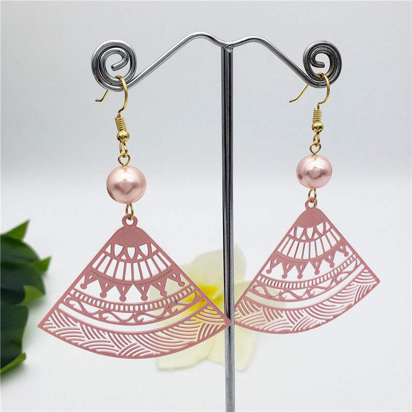 Hawaiian Carved Fan Earrings Sustained With A Pearl In Different Colors