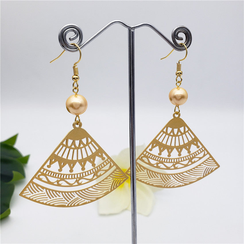 Hawaiian Carved Fan Earrings Sustained With A Pearl In Different Colors