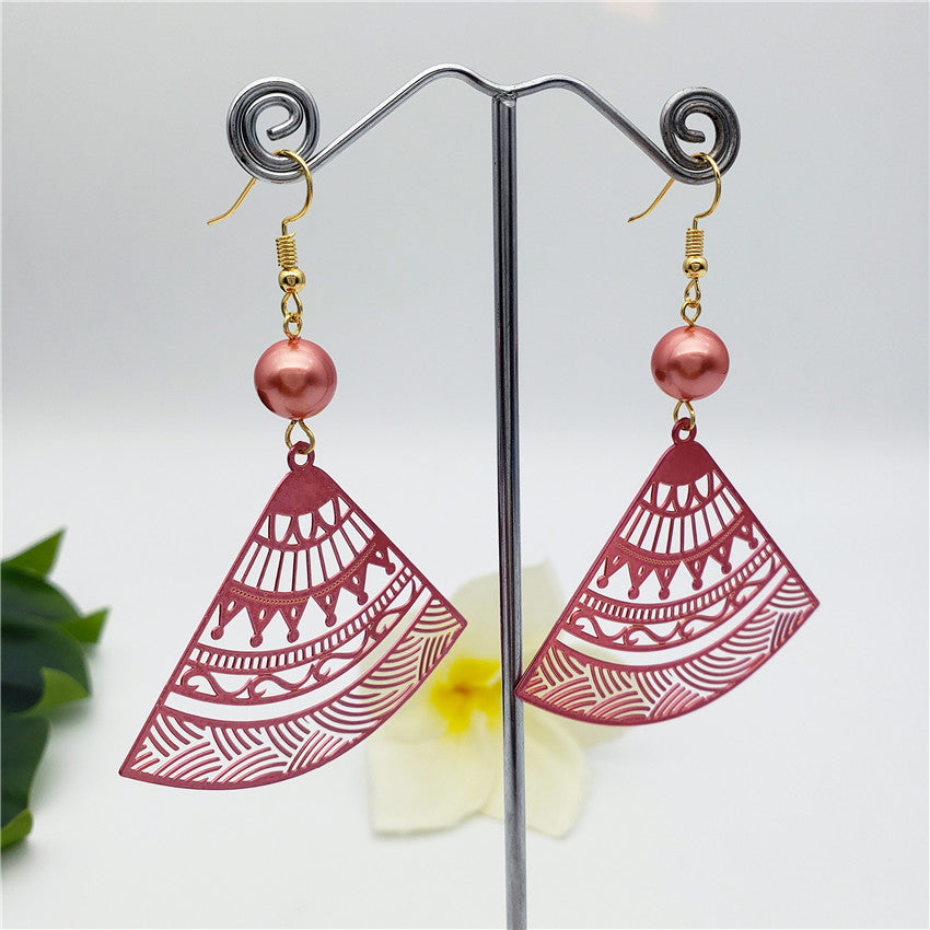 Hawaiian Carved Fan Earrings Sustained With A Pearl In Different Colors