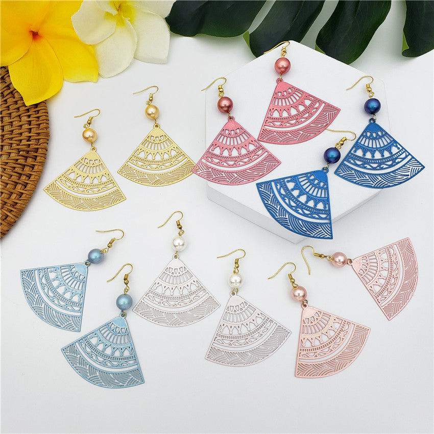 Hawaiian Carved Fan Earrings Sustained With A Pearl In Different Colors