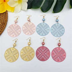 Carved Circular Crossroad Hawaiian Earrings Sustained With A Pearl In Different Colors