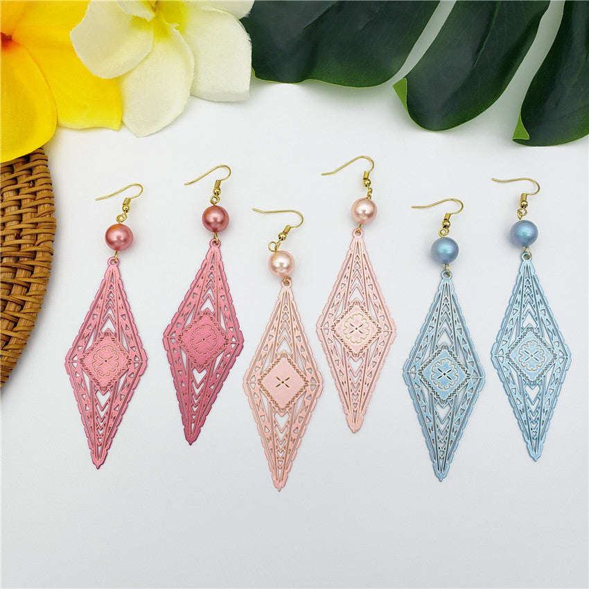 Carved Diamond Shaped Hawaiian Earrings Sustained With A Pearl In Different Colors