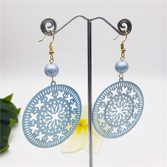 Carved Flower-Fountain Hawaiian Round Earrings Sustained With A Pearl In Different Colors