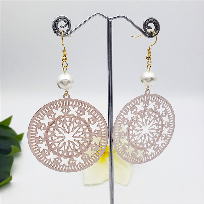 Carved Flower-Fountain Hawaiian Round Earrings Sustained With A Pearl In Different Colors