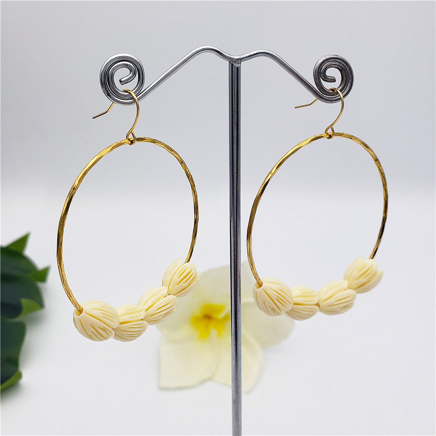 Circular Earrings With Hawaiian Pikake Flower Beads In 3 Different Colors And 2 Quantities