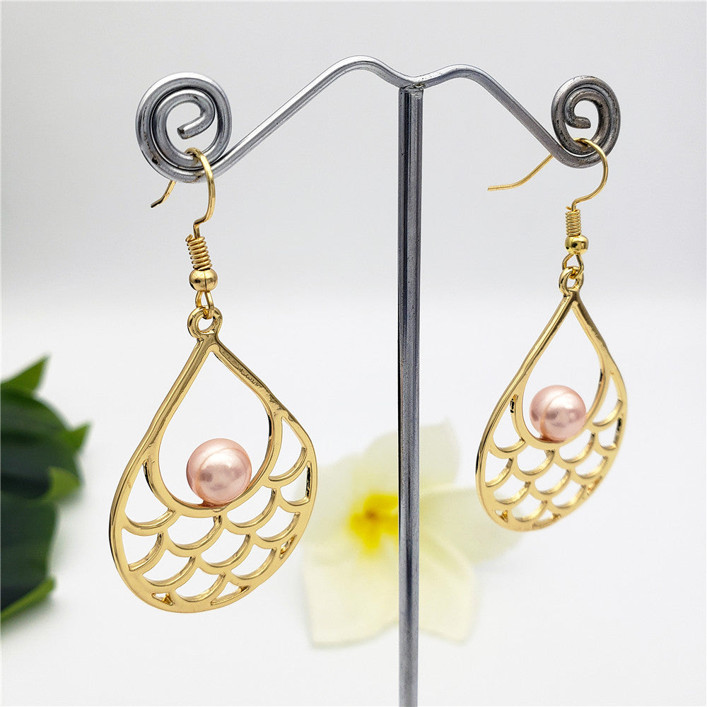 Teardrop Shaped Hawaiian Hammock Carrying A Pearl Earrings In Different Colors